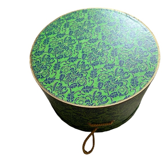 Vintage Ladies Hat Box With Handle 11” Diameter, 7” Height - Picture 3 of 4